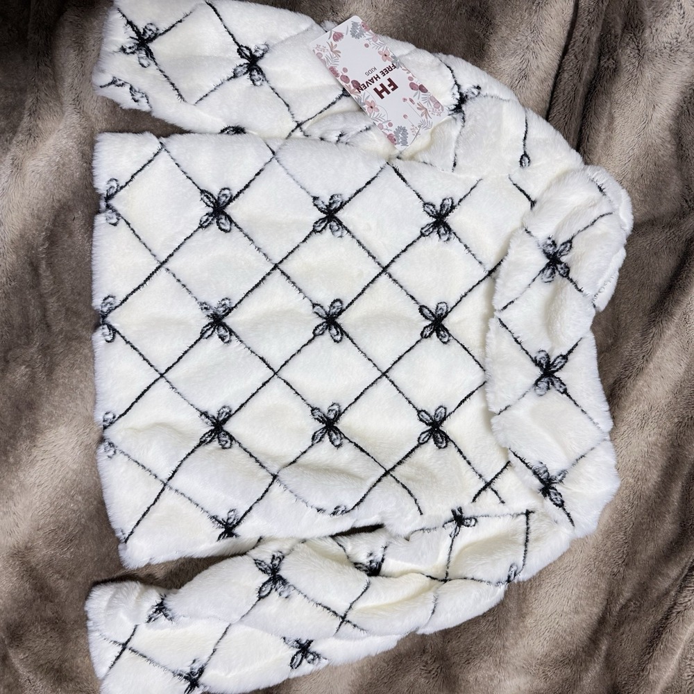 Free Haven Kids Ivory Faux Fur Bow Diamond Quilted Zip Jacket - Picture 2 of 5